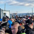 Narod se okupio u Zaječaru: Građani došli da vide velelpni stadion i dočekaju predsednika Vučića (foto/VIDEO)