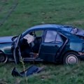 Mercedesom sleteo s puta, povređen vozač (VIDEO)