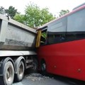 Jedna osoba poginula, a 20 povređeno u sudaru autobusa i kamiona kod Obrenovca