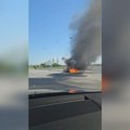 Zapalio se "mercedes" u pokretu nasred auto-puta: Putnici izleteli, automobil skroz izgoreo (foto)
