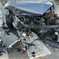 Četvoro mladih u automobilu sleteli s puta Saobraćajna nesreća između Užica i Zlatibora! Kola uništena, oni imali sreće