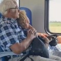 Fotografija iz voza na Novom Beogradu razgalila mnoga srca: Gospodin je zagrlio, a ona se priljubila uz njega i uživala…