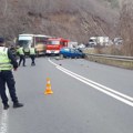 Sudar autobusa i automobila na Ibarskoj magistrali – povređeno nekoliko dece i vozač