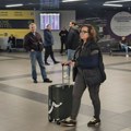 (Video) Ana bekuta na aerodromu u trenerci, ruka u gipsu: Uhvatili smo pevačicu kad se nije nadala, sama vuče kofer