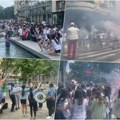 "Ovo je najlepši dan u mom životu" Ovako beogradski maturanti slave kraj osnovne škole! Baklje, kolo, i naravno - trubači…