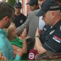Guranje ispred Gradske uprave u Zaječaru: Policija ne dozvoljava opoziciji da uđe u zgradu