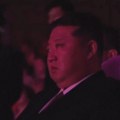 (Видео) Ким Џонг Ун плаче! Дубоко уздисао, а онда клекао и грлио ковчег огрнут заставом Северне Кореје