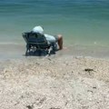 Ostavila muža da spava na plaži, posle 3 sata zatekla scenu zbog koje se krsti: Milioni u šoku zbog njenog snimka