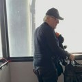 Željko Samardžić nosio igračku u rukama, sam vukao kofer i ušao u gradski prevoz: Pevač pokazao skromnost