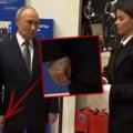Šta se to dešava sa Putinom: Objavljen snimak sa mladom Ruskinjom, svi su gledali samo u njegovu desnu ruku (foto/video)