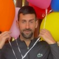 Novak se sakrio iza balona, pa na nekoliko jezika poslao čestitku: "Onima koji slave, srećan Božić"