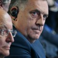 Veliki skok za Srpsku: Nisu mogli ni na parking zgrade u kojoj se odlučuje, a sad je Dodik - zvezda