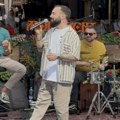U centru Beograda oduševio prolaznike: Filip Mitrović održao humanitarni koncert u Knez Mihailovoj (foto)