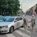 "Rešava ukrštenicu parkiran na pešačkom" Neverovatne slike iz Šapca! Građani besni