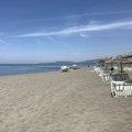 Ležaljke i suncobrani besplatni posle 17 sati, ali samo za građane Crne Gore