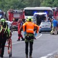 Velika tragedija na putu, ima mrtvih, krhotine na sve strane! Kamper i prednji deo autobusa potpuno smrskani! Tri automobila…