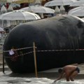 Širi se snimak misterioznog objekta na plaži: Turisti u čudu gledaju šta je to, nikome nije jasno o čemu je reč (video)
