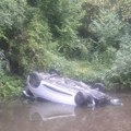 Automobil sleteo u provaliju kod Bijelog Polja i završio u reci: Meštani pomagali spasiocima