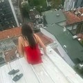 Ovo je poslednja fotografija devojke (26) pre smrti: Sedi na ivici krova, Darija otkrila njene poslednje reči