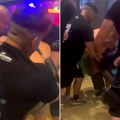 Srbin brutalno pretukao muškarca na Zakintosu! Pojavio se jeziv snimak tuče - četvorica ga drže i pesniče! (video)