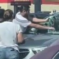 Otac polupao šoferšajbnu kako bi izvukao bebu iz usijanog automobila (VIDEO)