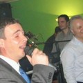 Samo za Dinkića u ćošku! Miki Aleksić pevao na uvce Mlađi, kao što danas peva Đilasu! (foto)
