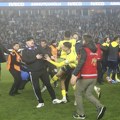 Novi detalji tuče u Trabzonu: Navijač pokušao da ubode igrača Fenerbahčea korner zastavicom, Livaković izudaran po glavi…