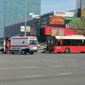 Sudar gradskog autobusa i automobila kod Ušća: Povređene četiri osobe (FOTO)