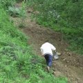 Kamenje i zemlja survali se na put koji vodi do srpskog manastira, ugrožene bile i kuće: Podzemne vode pokrenule klizište…
