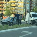 Saobraćajka na Novom Beogradu: Automobil zgužvan, oboren i semafor