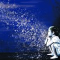 Kada se bol, strah i nemoć pretoče u umetnost: Izložba „Svetlost koju ne vidimo“ Isidore Ivanović posvećena deci…