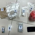 Policija upala u stan i pronašla drogu: Uhapšen Čačanin zbog sumnje da proizvodi i prodaje amfetamin i kanabis