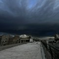 Nebo se zacrnilo u sekundi, jako nevreme pogodilo Beograd: Pao grad veličine oraha, kiša poplavila ulice (foto, video)