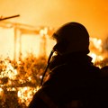 Snimljen vatrogasac iz Novog Sada na radnom zadatku: Automobil gori kao da je od papira, a on hrabar