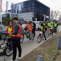 Aktivno jutro u gradu: Blokirane raskrsnice, policija "zauzela" Skupštinu Grada, biciklisti krenuli ka Nišu (FOTO i VIDEO)