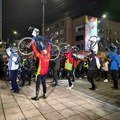 Studenti iz cele Srbije dolaze na osamnaestčasovni protest u Niš. Nišlije ih dočekale na crvenom tepihu uz ovacije, sa…