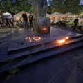 Kragujevčani na Đačkom trgu odali poštu nastradalima u tragedijama u Novom Sadu i Topoli (FOTO)