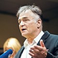 Ovo je 32 godine mlađa devojka branislava lečića (69): Glumac u vezi sa profesorkom: Ovako su pozirali zagrljeni i srećni