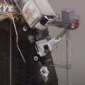 Vozač u zarobljenoj kabini visi sa ivice! Preleteo ogradu na mostu, tokom spasavanja zamolio vatrogasce samo jedno! (video)