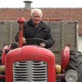 Deda slavče iz Drenovca još tera traktor proizveden 1957! I nikad mu se nije pokvario a otkad ga je kupio ništa na njemu…