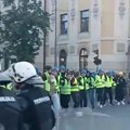 Žandarmerija ispred zgrade suda u Nišu, deo studenata u blokadi ostao ispred kordona