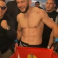 Janičić brutalno prebio Bojkovića, pa se ogrnuo zastavom koja ima veliki značaj za Srbe