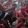 Stravičan stampedo usmrtio nekoliko ljudi! Jezivi snimci kruže internetom, žrtve padaju po zemlji (video)