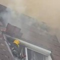 Veliki požar u Novom Sadu: Vatra izbila u potkrovlju zgrade, vatrogasci na licu mesta (video)