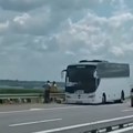 Drama na: Auto-putu Šabac-Ruma Otpao točak na autobusu, pa izbio požar! Dimi se pored kolovoza, putnici evakuisani (video)