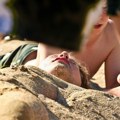 Devojčica (15) ležala na plaži, pregazio je kamion: Prešao joj preko nogu, dete odmah prevezeno u bolnicu