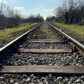 Saobraćajna nezgoda na pružnom prelazu u Melencima: Sudar teretnog voza i automobila