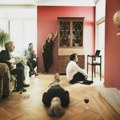 Antologijska fotografija i priča: Britanski ambasador u Beogradu i tim diplomata za Nedeljnik oživeli kultni omot Oasisa