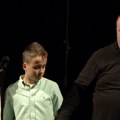 Porodica se poklanja na bini, sin lije suze Ovo je najbolniji momenat sa komemoracije Halida Bešlića: "Očiju tvojih željan sam…