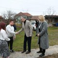 Predstavnici Srpske liste posetili osmočlanu porodicu Jović u Ranilugu FOTO